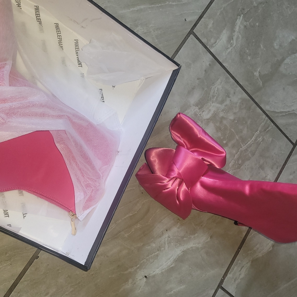 Woman 👠 - Picture 2 of 2